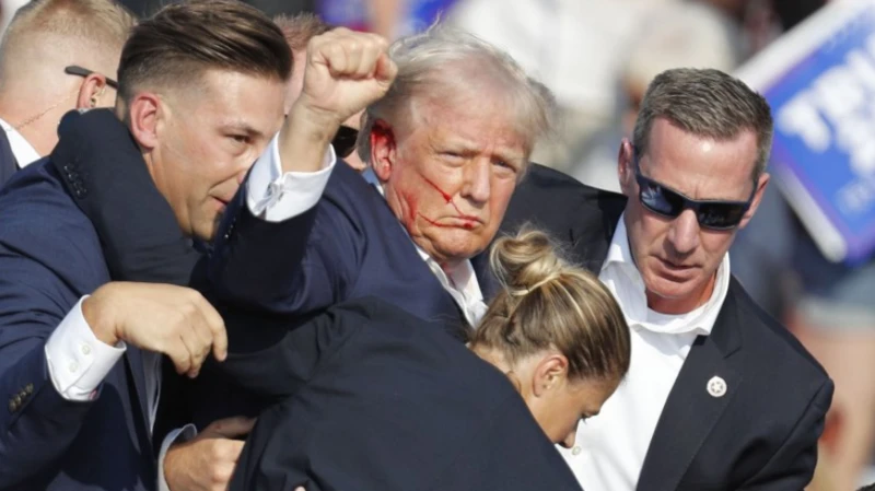 Donald Trump durante el mitin en Pensilvania, 13 de julio de 2024. El expresidente resultó herido por disparos en un evento de campaña. Un asistente falleció y otros dos hombres resultaron gravemente heridos, según informaron las autoridades.