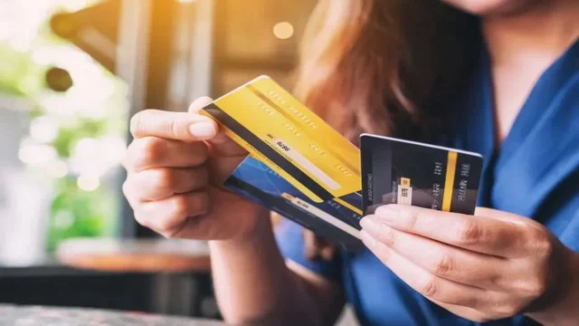 Piden captura internacional para docente acusada de estafar a compañeras con tarjetas de crédito