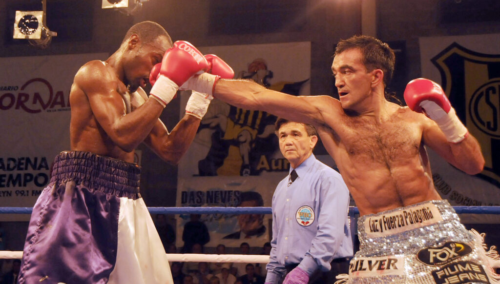 NOTICIAS ARGENTINAS PUERTO MADRYN, CHUBUT, FEBRERO 8:El chubutense Omar Narváez venció esta noche por nocáut técnico en el décimo round al estadounidense Rayonta Whitfield y superó así el récord de 14 defensas consecutivas que ostentaba Carlos Monzón, en una pelea en la que retuvo el título mundial Mosca de la Organización Mundial de Boxeo (OMB).FOTO NA: Jose Luis Pasten.