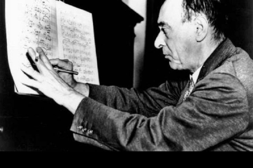 Su búsqueda de la máxima libertad en la expresión musical lo impulsó a abandonar las reglas de la música clásica occidental y a explorar la atonalidad y el dodecafonismo.