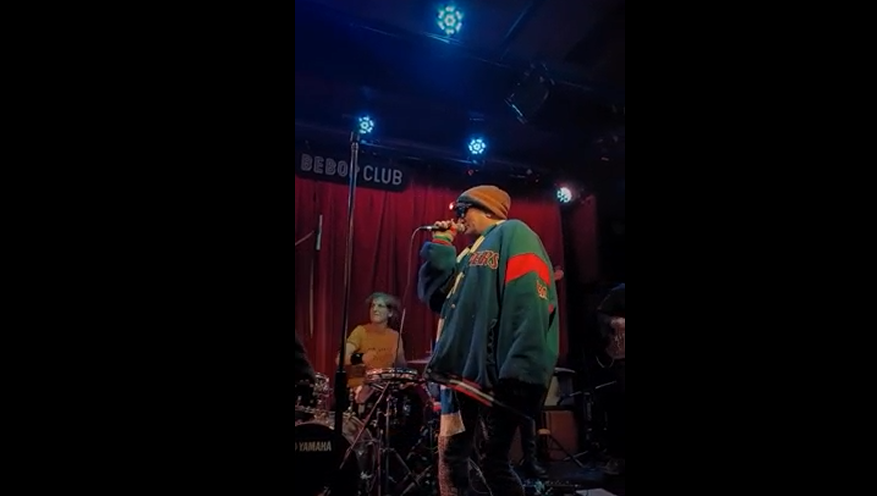 Pity Alvarez cantando en un bar en Palermo