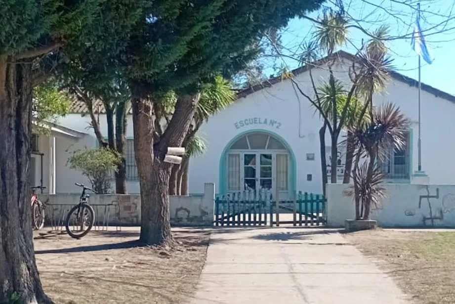 La Justicia federal imputó a la presidenta y vicepresidenta del Consejo Escolar de General Alvarado y al contratista por presentar análisis adulterados que aseguraban la potabilidad del agua escolar. Padres denunciaron la entrega de agua con bacterias que afectaron gravemente la salud de los niños.
