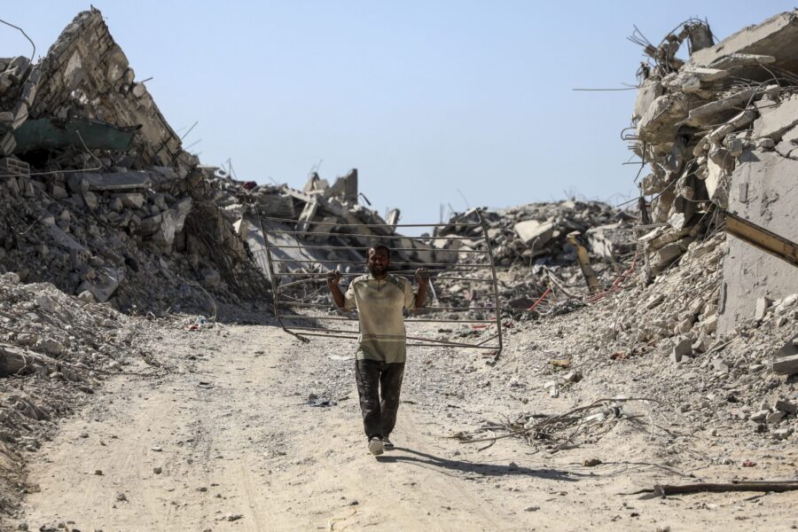GAZA, 27 octubre, 2025 (Xinhua) -- Un palestino es visto en una calle con edificios destruidos, en el campamento de refugiados de Jabalia, en el norte de la Franja de Gaza, el 27 de octubre de 2025. La Organización de las Naciones Unidas estima que aproximadamente 92 por ciento de todos los edificios residenciales en Gaza, alrededor de 436.000 hogares, han sido dañados o destruidos desde el comienzo del conflicto