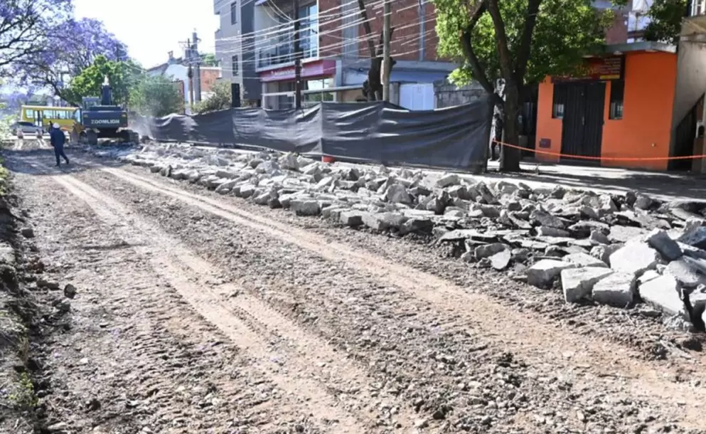 : La Municipalidad avanzó con el tramo entre las calles Junín y Rondeau, trabajando en la reparación integral y la reposición de la carpeta de concreto para mejorar la conectividad y el tránsito en la zona.