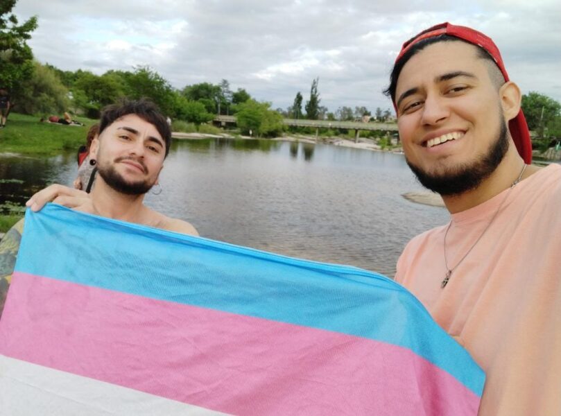 Max e Ian dos Padres Trans y activistas por los derechos reproductivos y filiatorios desde 2018. Cofundadores de la Red de Paternidades Trans Argentina.