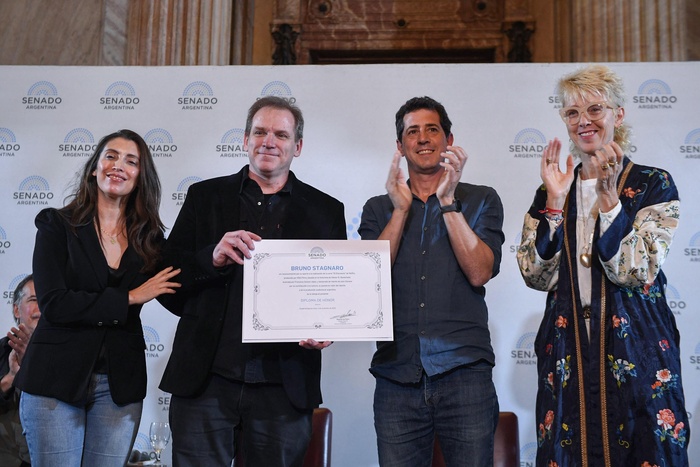 Bruno Stagnaro recibe el Diploma de Honor del Senado