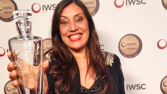 Solsommelier con su premio a la mejor "Comunicadora del Vino"