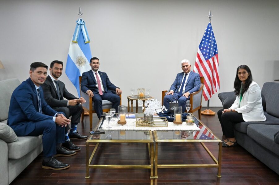 Antes de bajar al salón Malvinas Argentinas, los agentes de la DEA se reunieron con el Gobernador en su despacho. También participó Nancy Sosa, la ministro de Seguridad.