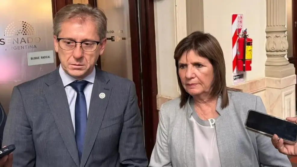 Patricia Bullrich y Eduardo Vischi tras la reunión en el Senado.